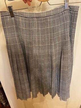 Ann Taylor size 8 knee length pleated plaid skirt .Womens